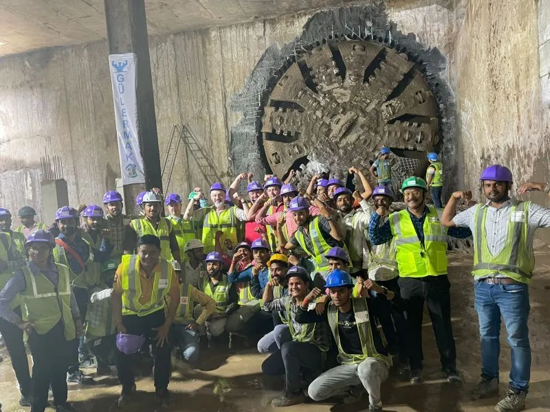 Hindistan Surat Metro Projemiz Central Whare House istasyonuna ulaştı.